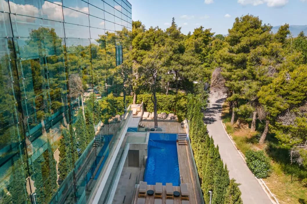 Bluegr – Life Gallery Athens pool