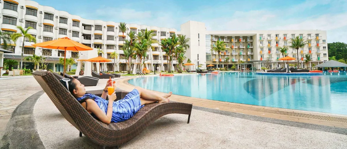 HARRIS Resort Batam Waterfront pool