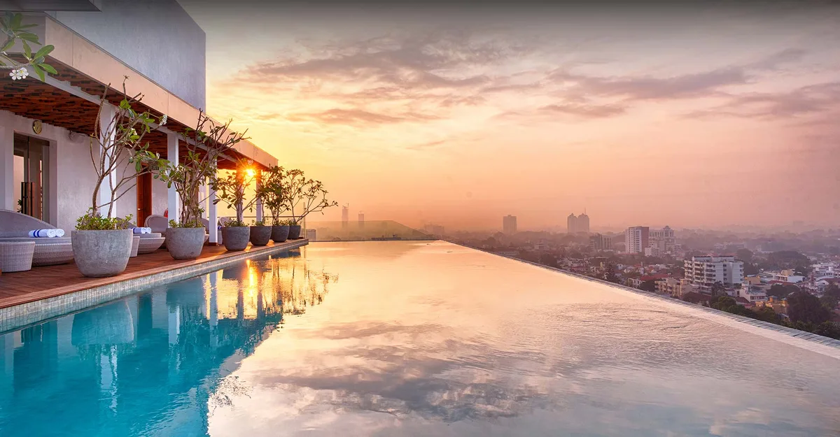 Jetwing Colombo Seven rooftop pool