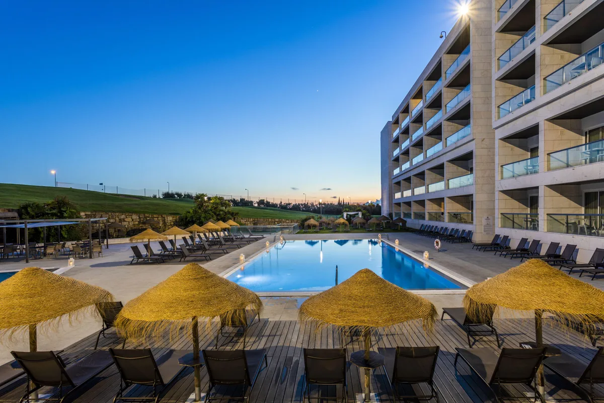 Hotel pool day pass in Costa da Caparica