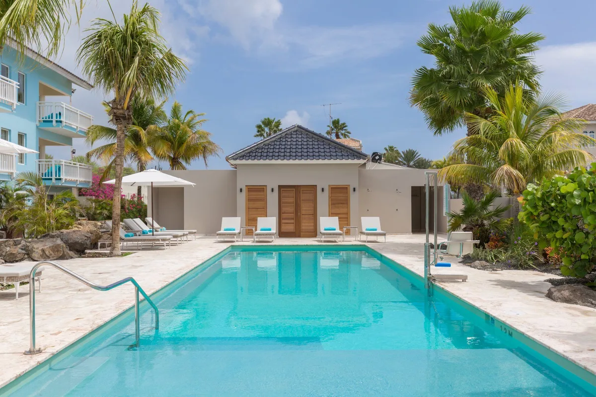 Dolphin Suites & Wellness pool