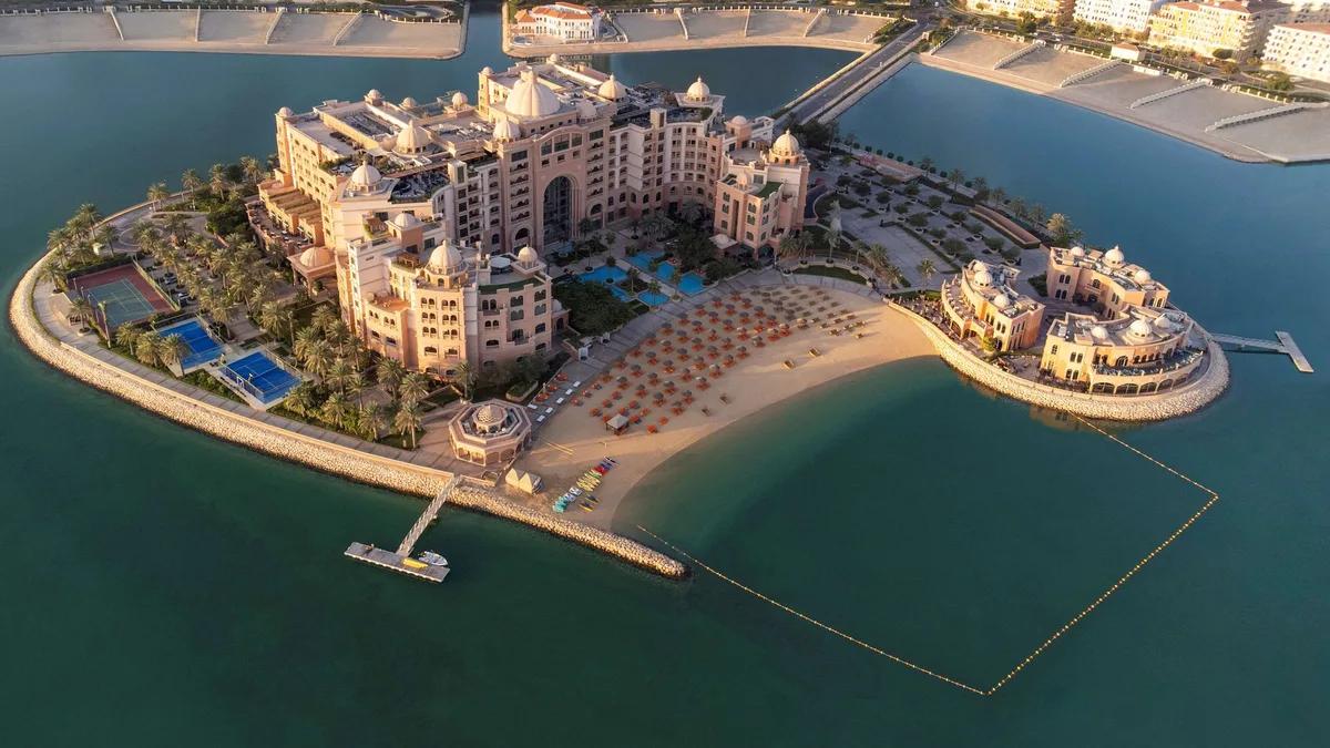 Marsa Malaz Kempinski, The Pearl pool