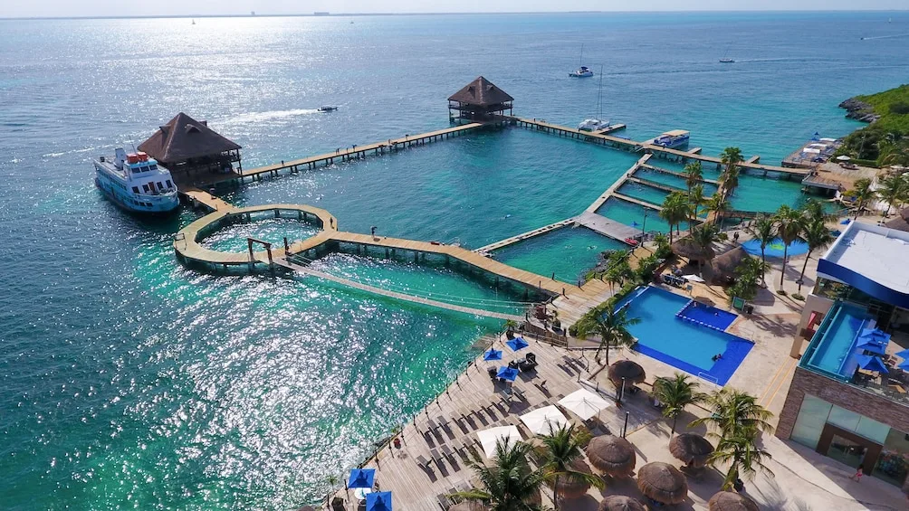 Dolphin Discovery / Isla Discovery Beach Club pool