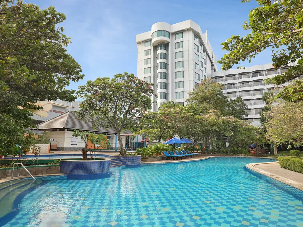 Mercure Convention Center Ancol pool