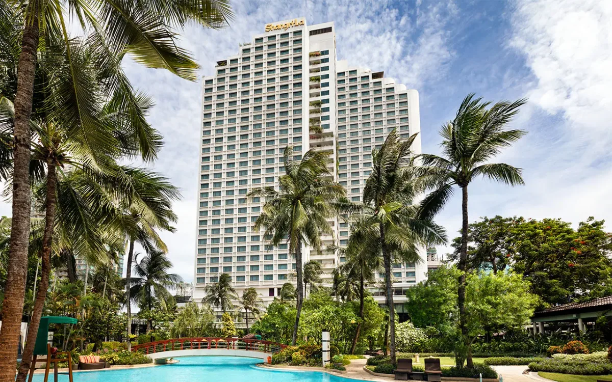 Shangri-La Jakarta pool