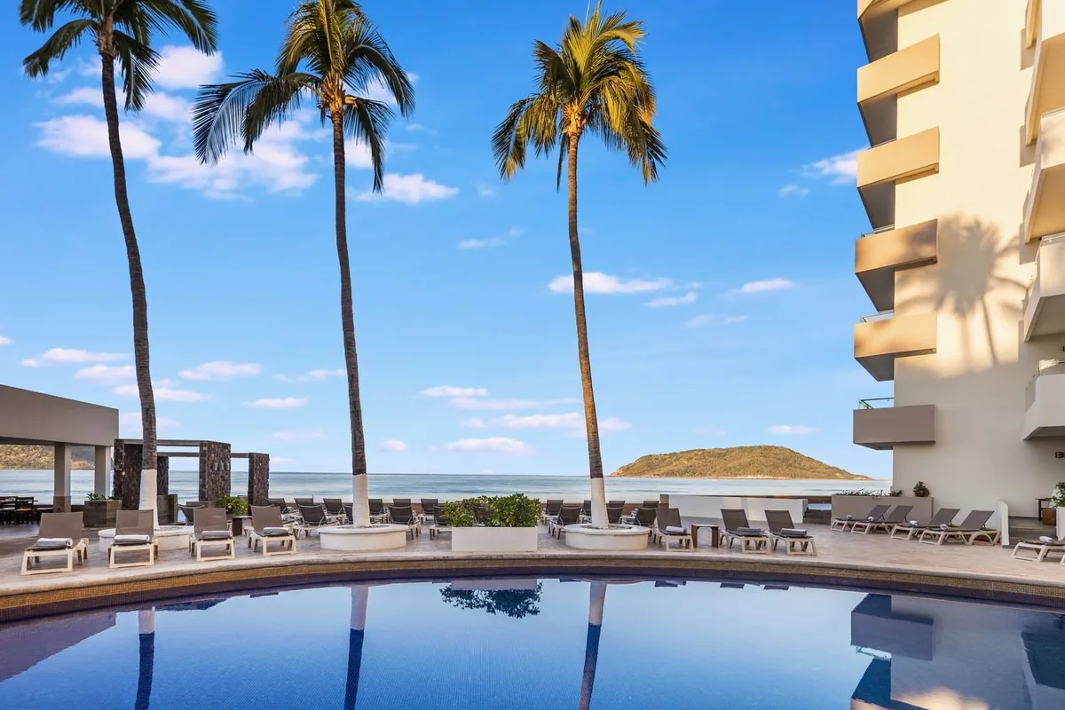 Sunvivia by Fiesta Americana pool