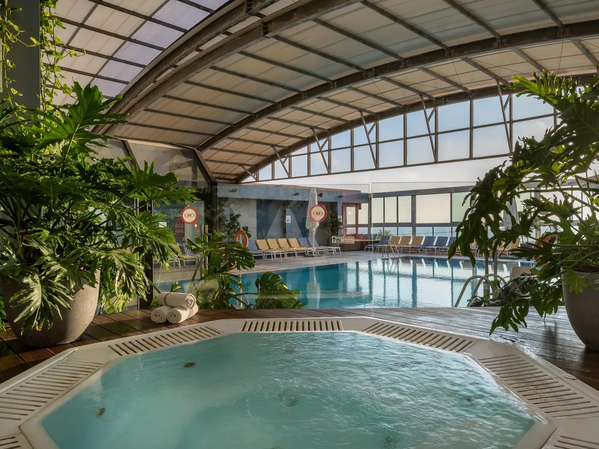 Crowne Plaza Tel Aviv Beach pool